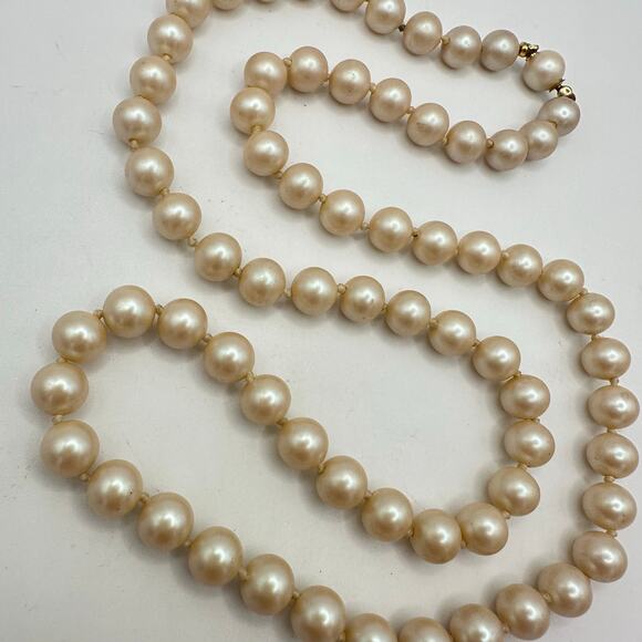 Vintage 24” strand white cream pink 8mm glass faux pearls hand knotted necklace - Picture 2 of 8